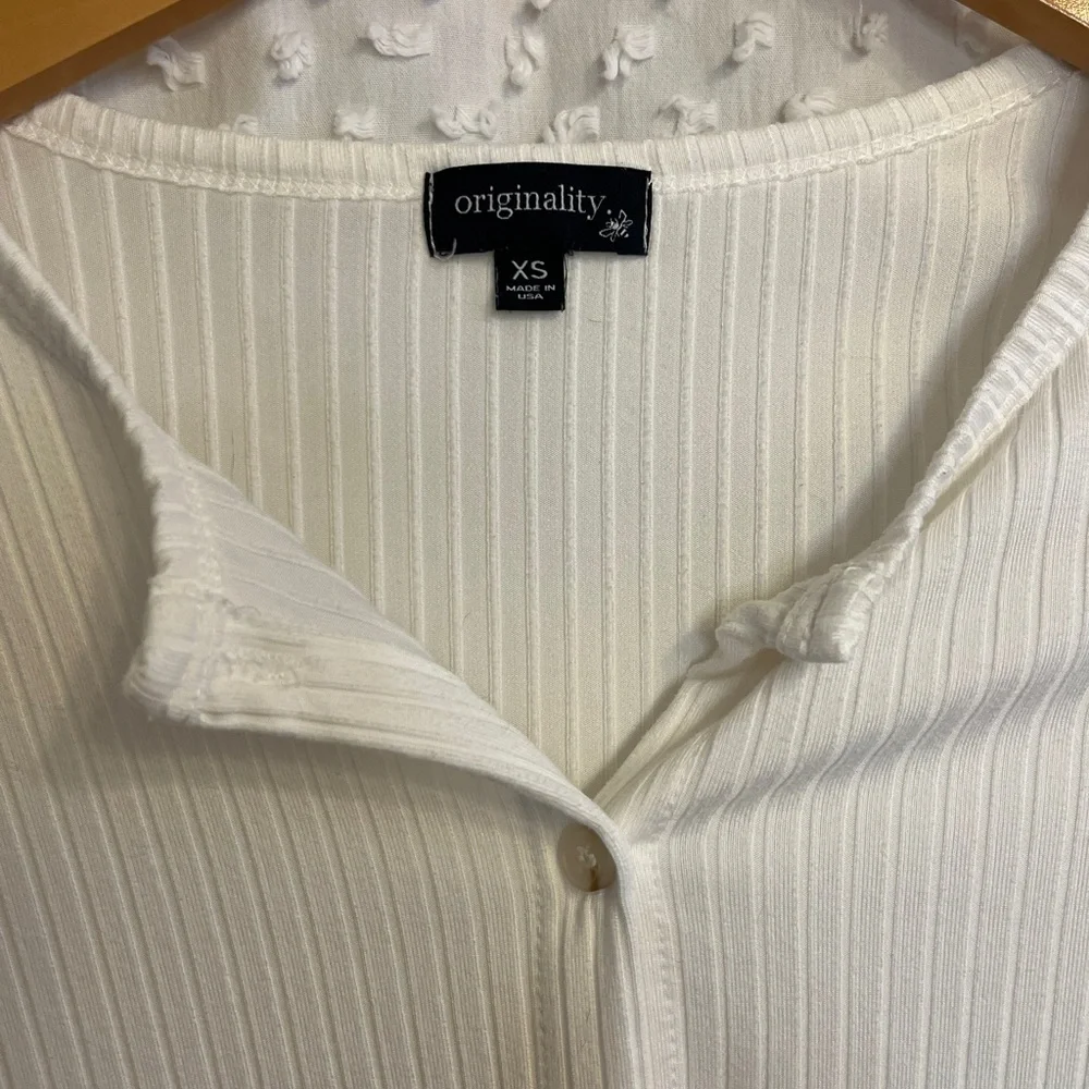 White Ribbed Button-Down Top - Picture 4 of 4